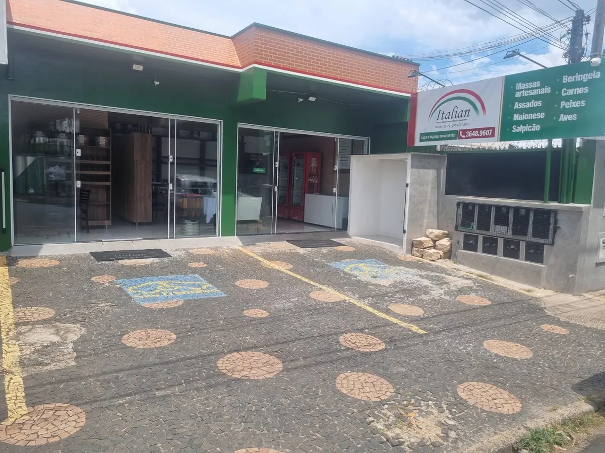 Fachada da Italian Massas e Grelhados na Rua Duque de Caxias, em Americana