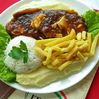 Filé ao molho madeira com arroz e fritas