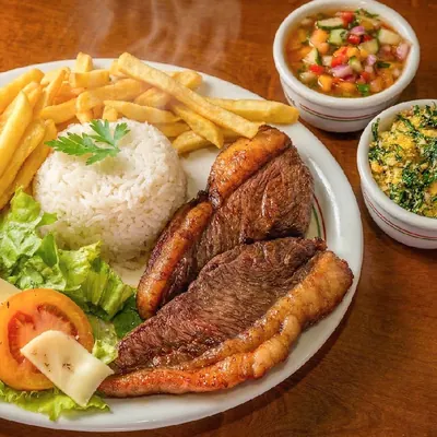 Prato grelhado com arroz, fritas, salada e vinagrete