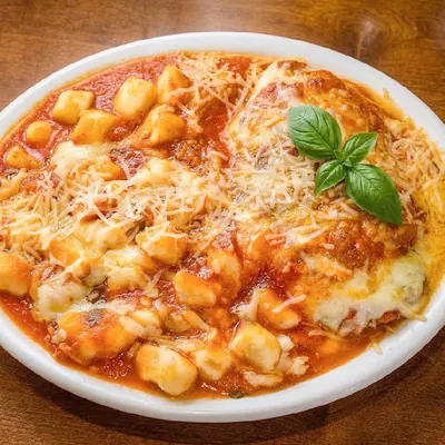 Nhoque ao sugo gratinado com manjericão