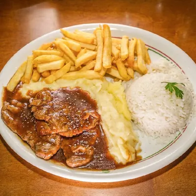 Filé ao molho madeira com fritas e arroz