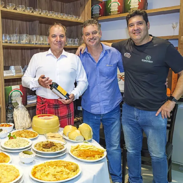 Equipe da Italian Massas e Grelhados com azeite e queijo na mesa de pratos